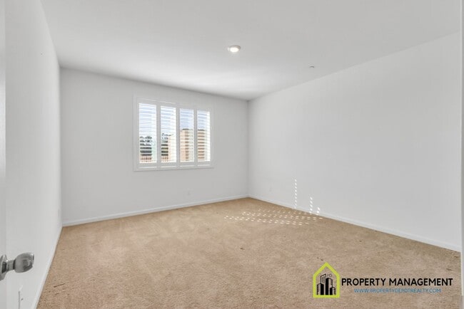 Building Photo - Modern and Spacious 4-Bedroom Home for Rent!