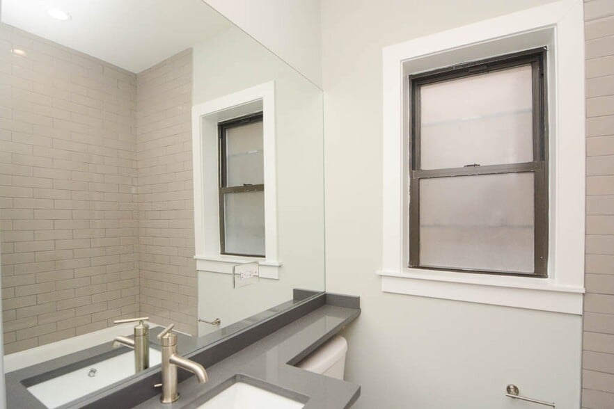 Building Photo - 818 Crain St