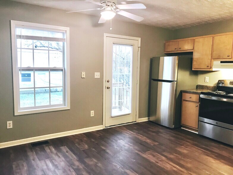Kitchen and dining room - 216 Winters St