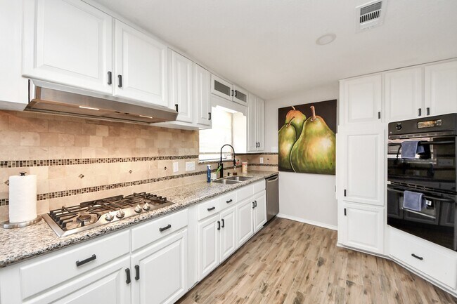 Building Photo - 15715 Creekhaven Dr