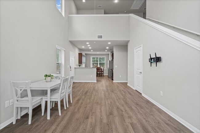 Building Photo - 516 E Slaughter Ln