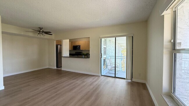 Building Photo - 605 S Pine Island Rd