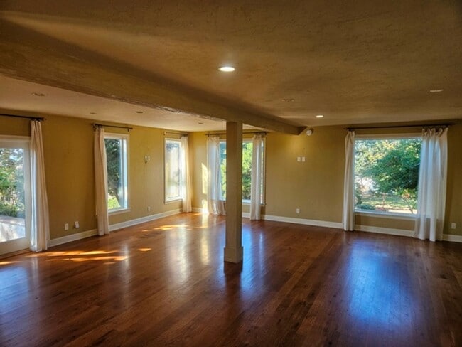 Building Photo - 4Bd/5Ba Multi Story Home - For viewing by ...