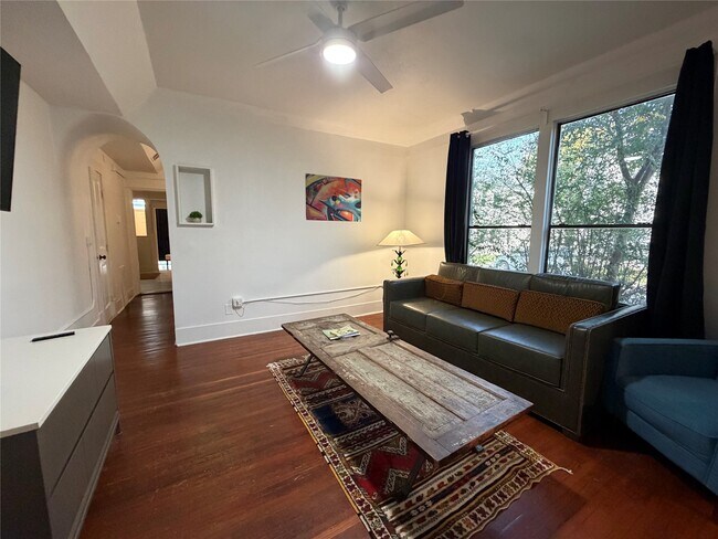 Building Photo - 402 Hyde Park Blvd