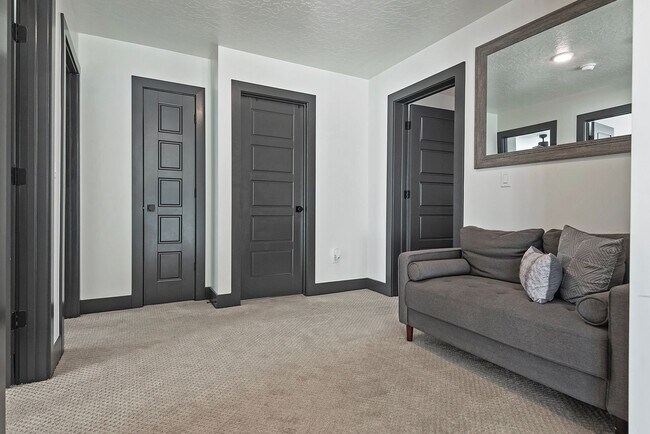 Building Photo - 423 W Red Wolf Dr