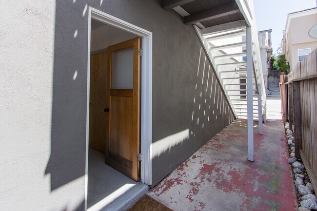 Building Photo - 502 Poinsettia Ave
