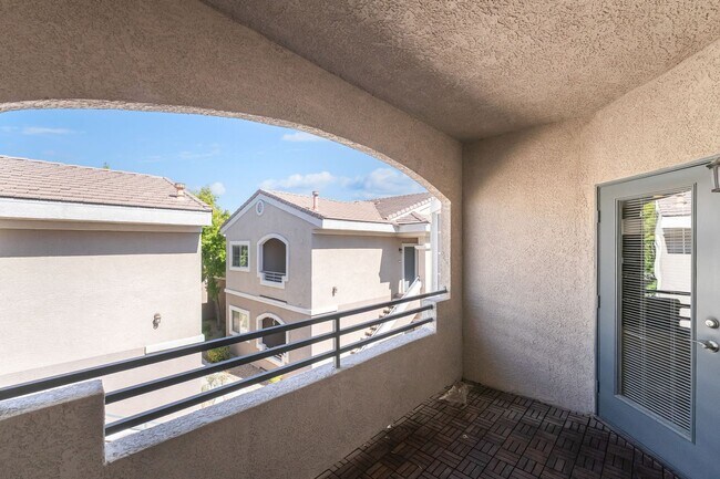 Building Photo - Remodeled 2-Bed, 2-Bath Second-Floor Unit ...