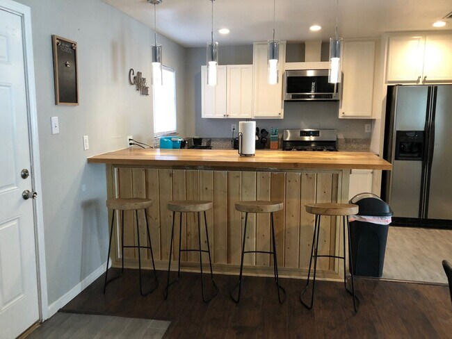 Building Photo - Move in Ready - 4 bedroom 2 bath
