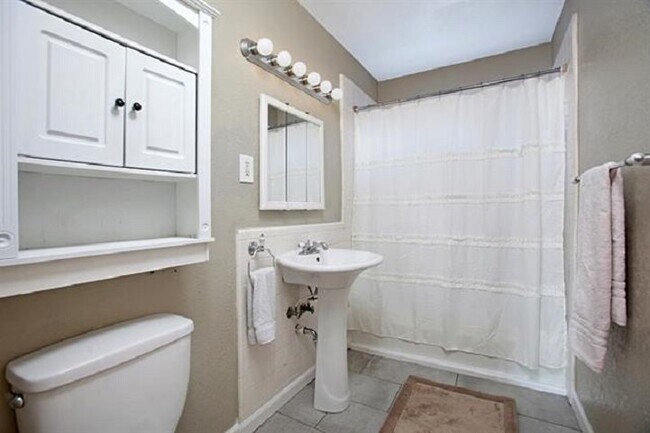 Building Photo - 3 Bedroom House in Paradise Hills