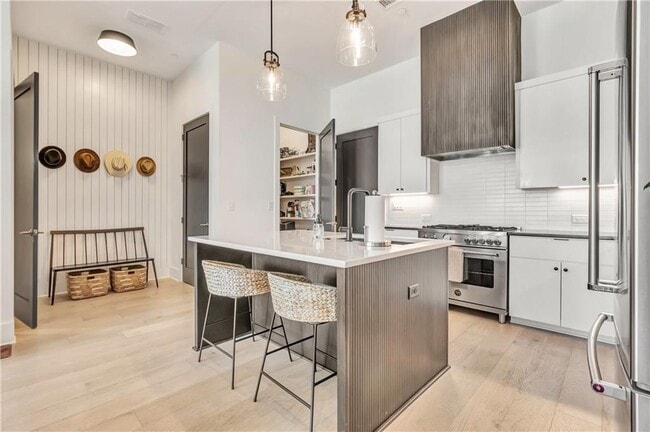 Building Photo - 580 Heatherden Ave