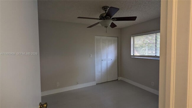 Building Photo - 460 Lakeview Dr