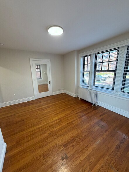 Building Photo - Charming 1 Bedroom ni CWE *1st Floor unit