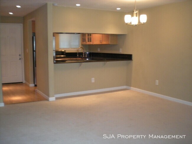 Building Photo - Cozy ground floor Condo in Redmond!