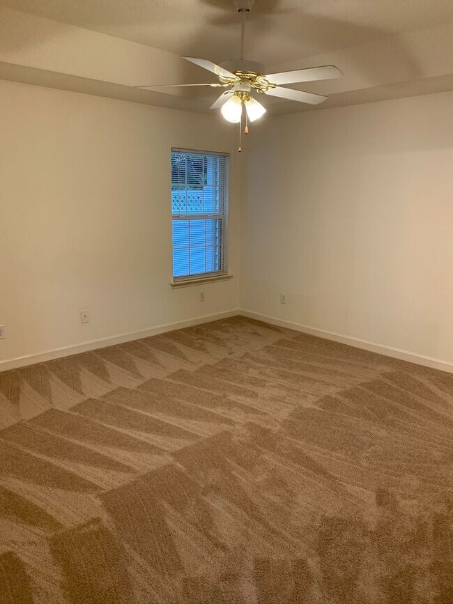 Building Photo - 205 Clusters Cir
