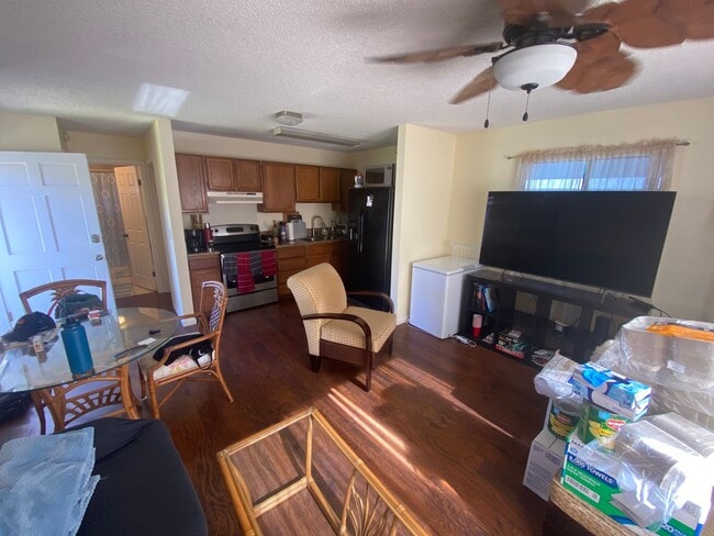 Building Photo - 3/2 House W/ 1/1 Cottage