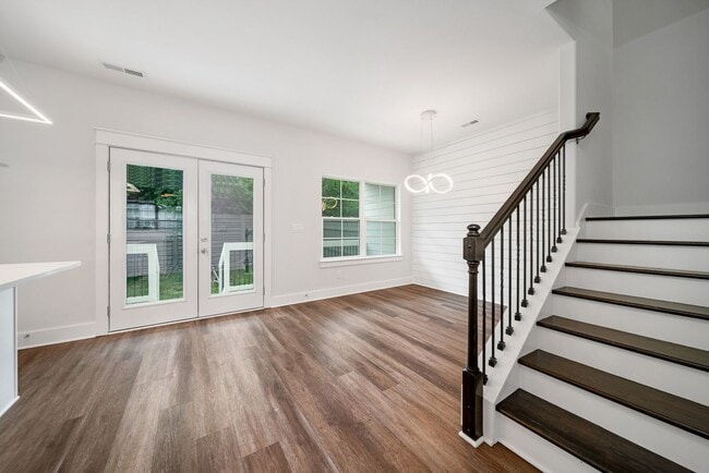 Building Photo - Stunning 2BE/2.5BA townhome next to Percy ...