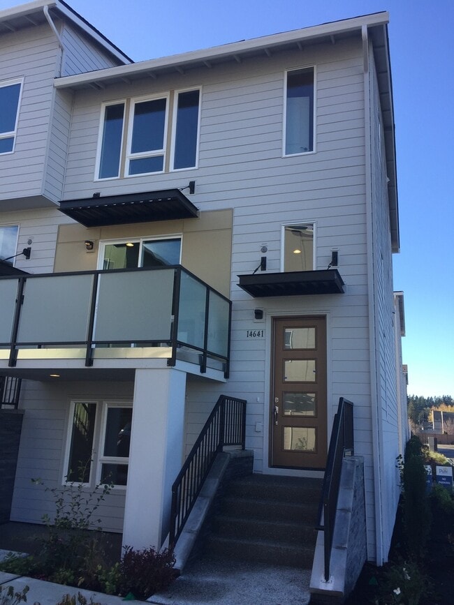 Primary Photo - Newer Townhouse in Lake Forest Park!