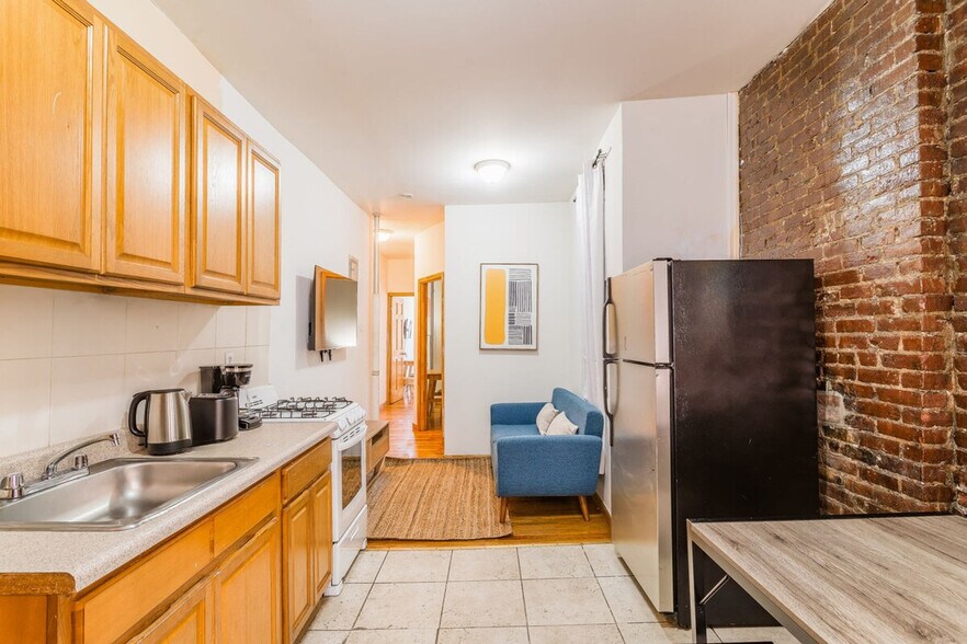 Building Photo - 338 W 39th St