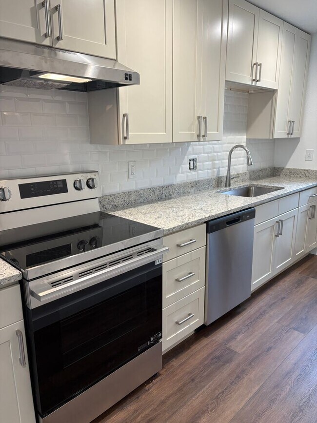 Building Photo - Completely Renovated 2 Bed 1.5 Bath West Pearl Street Condo W/Hiking Trails In Your Backyard.