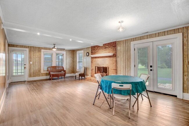 Building Photo - *FOR RENT* Beautifully Updated Home in Pri...