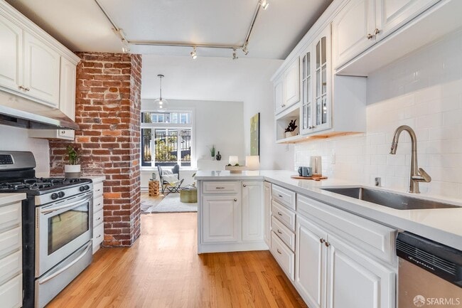 Building Photo - 490 Clipper St