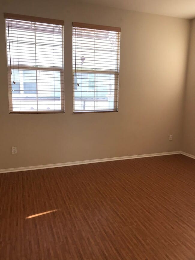 Building Photo - Located in the very popular northwest area in Glendale