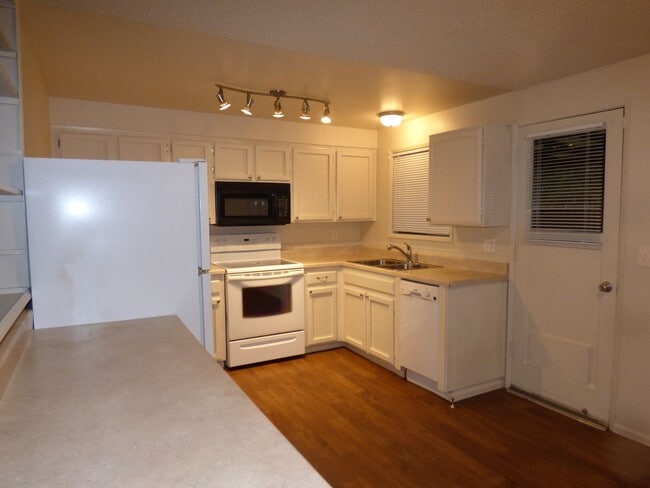 Building Photo - 3 bed 1 bath House
