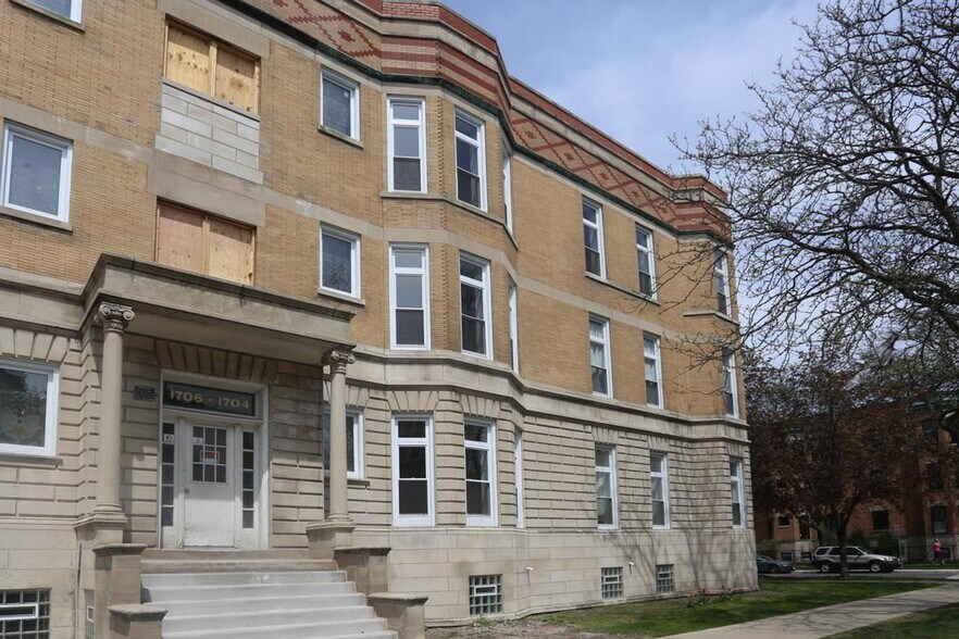 Primary Photo - 1704 W Sunnyside Ave