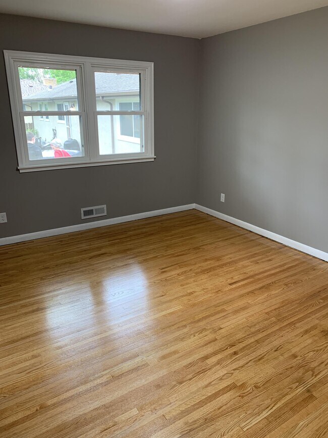 Building Photo - Completely remodeled 3 bedroom duplex in c...