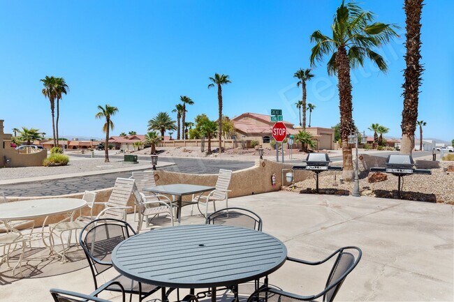 Building Photo - SPACIOUS CONDO WITH POOL
