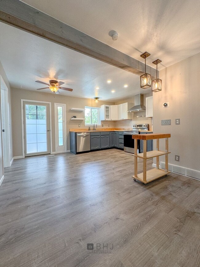 Building Photo - NEWLY UPDATED 2 BED/ 1 BATH SINGLE FAMILY ...