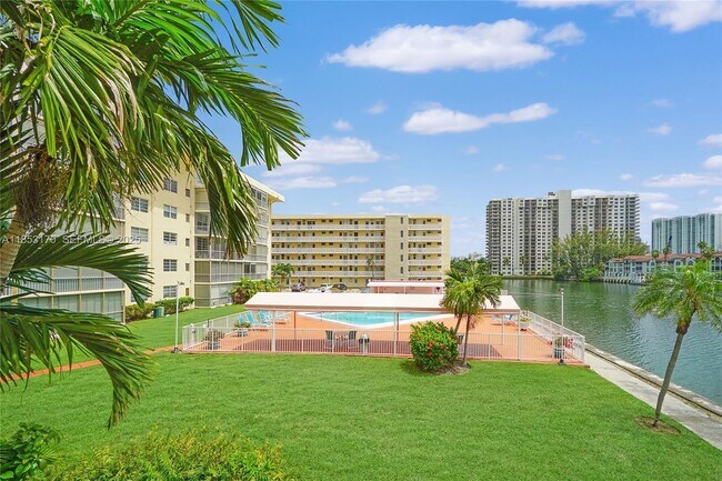 Building Photo - 2980 Point E Dr