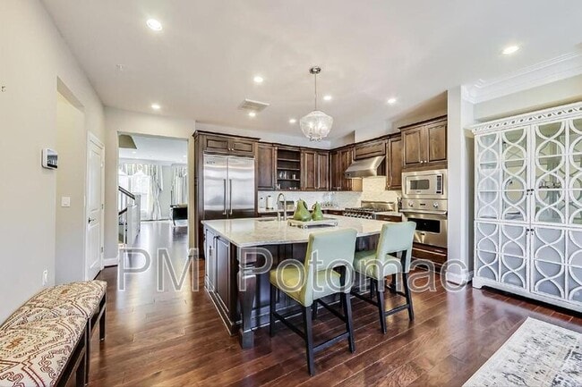 Building Photo - 10821 Symphony Park Dr