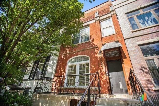 Building Photo - 2744 W Warren Blvd