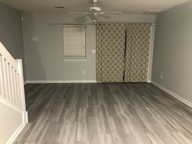 Building Photo - 2 Bedroom 2.5 Bath Townhome in Summer Wood!