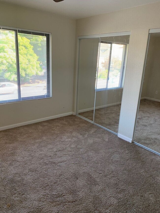 Building Photo - 497 Sebastopol Ave