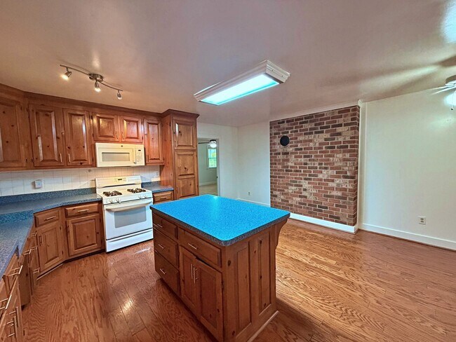 Building Photo - 8800 Sedbergh Dr