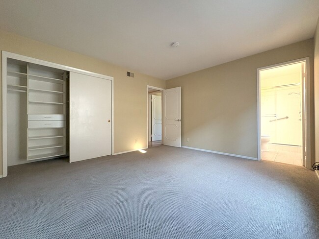 Building Photo - Spacious & Bright 3-Bedroom Condo in Menlo...