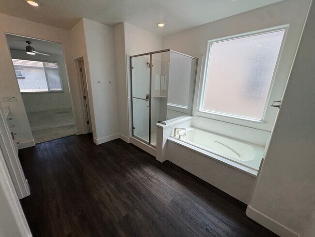 Building Photo - Beautiful 4 Bed 3 Full Bath Home with Solar in Brentwood