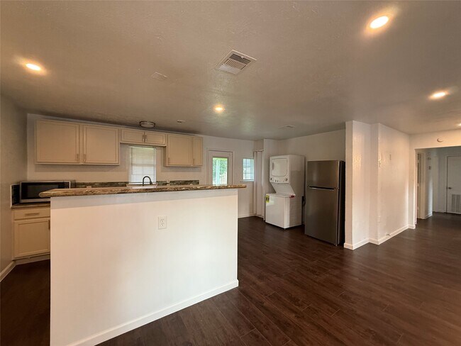Building Photo - 9433 Rosehaven Dr