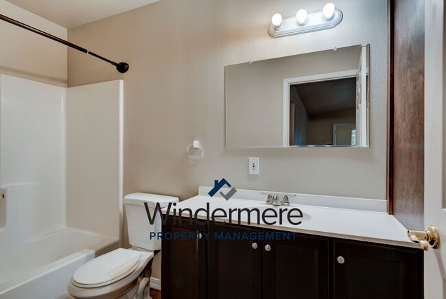 Building Photo - 2 Bed + Den/Office  2 Bath Condo W/S/G Inc...