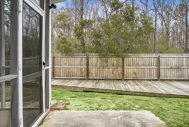 Building Photo - 3 bedrooms, 2.5 bathrooms  2-car garage in...