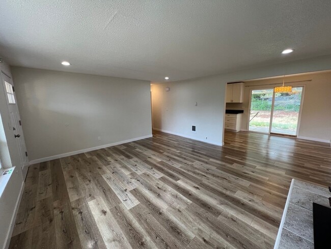 Building Photo - Recently Renovated Spacious Rambler with M...