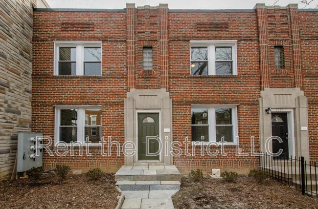 Building Photo - 1121 Queen St NE