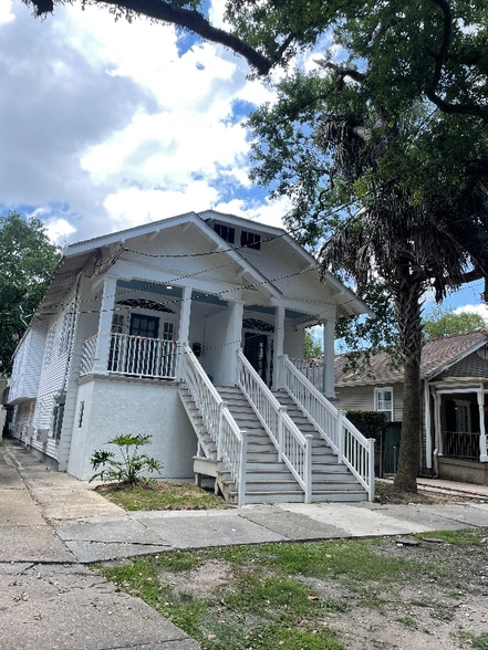 Primary Photo - 2407-2409 Palmer Ave