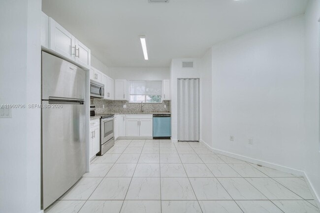 Building Photo - 14885 NE 7th Ave