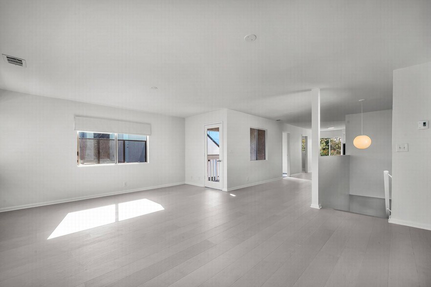 Building Photo - 466 S Venice Blvd