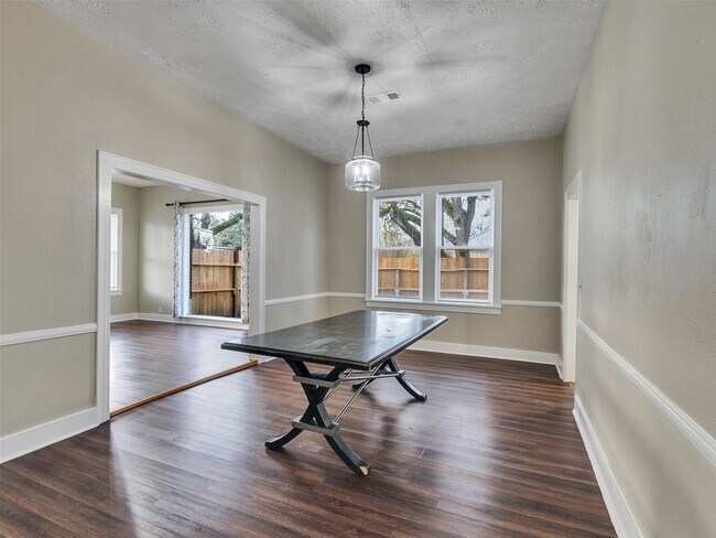 Building Photo - 414 N Avenue C