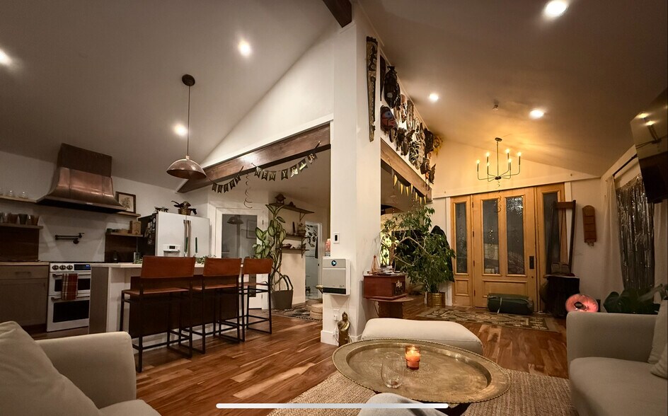 Building Photo - 230 Cyteworth Rd