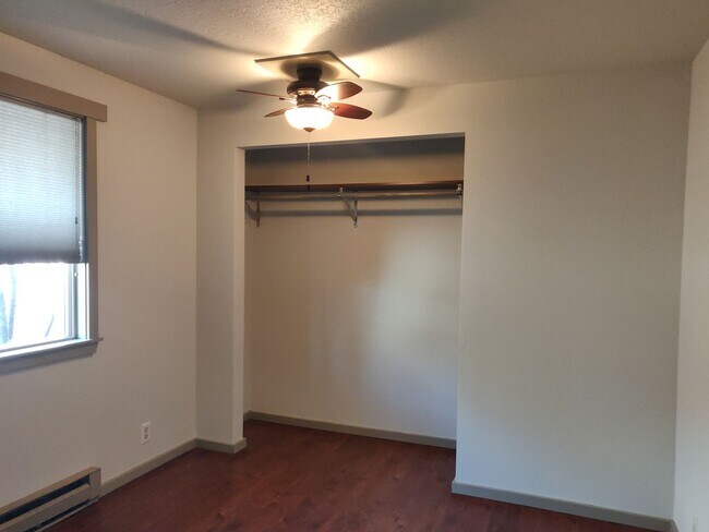 Building Photo - NW Bend 3x2 single-story hidden gem with huge fenced yard!